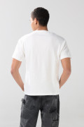 Camiseta cuello V crema clara con arte college delantero
