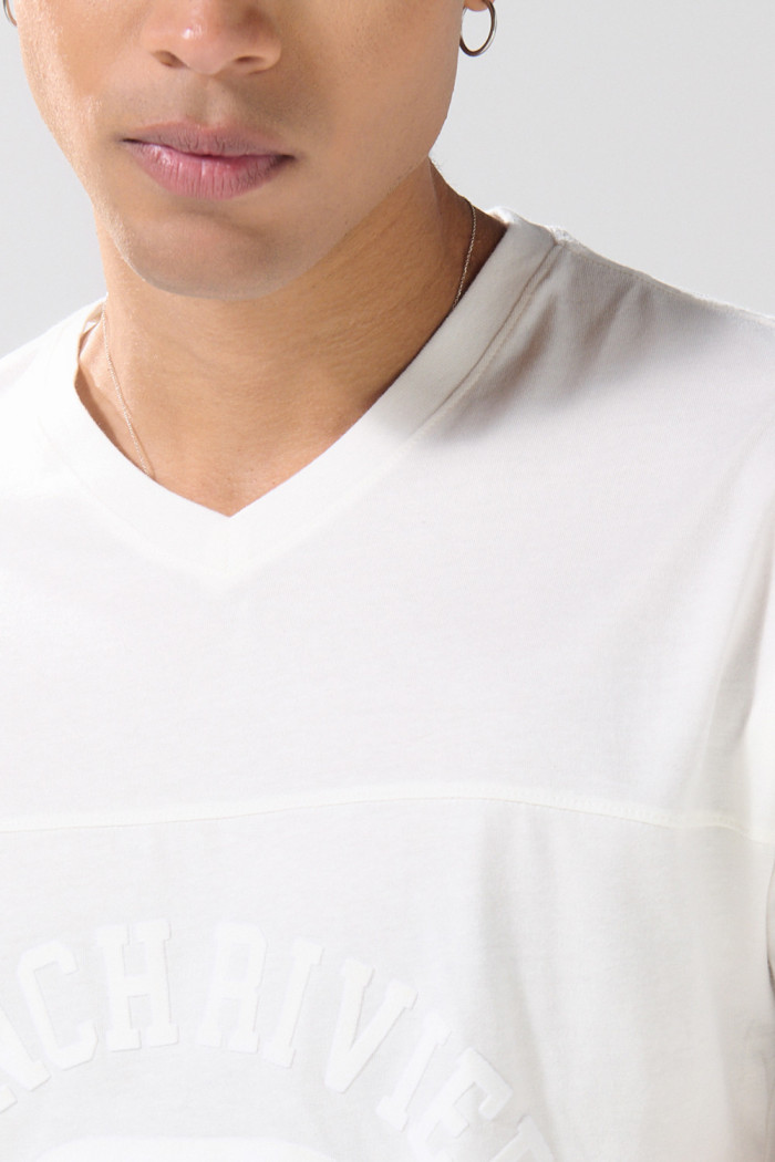 Camiseta cuello V crema clara con arte college delantero
