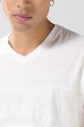 Camiseta cuello V crema clara con arte college delantero
