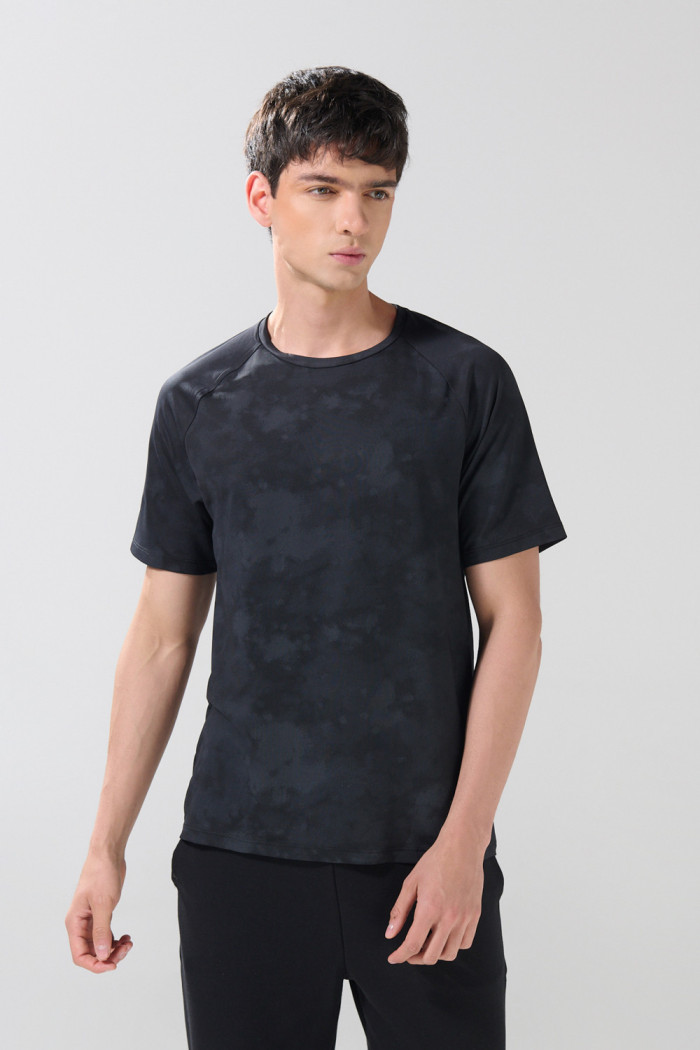 Camiseta manga ranglan corta negra con estampados