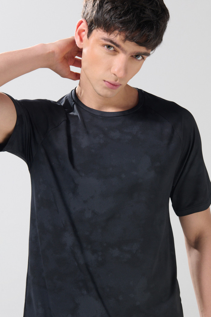 Camiseta manga ranglan corta negra con estampados