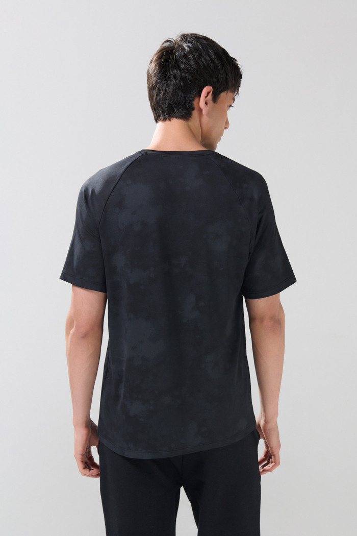 Camiseta manga ranglan corta negra con estampados