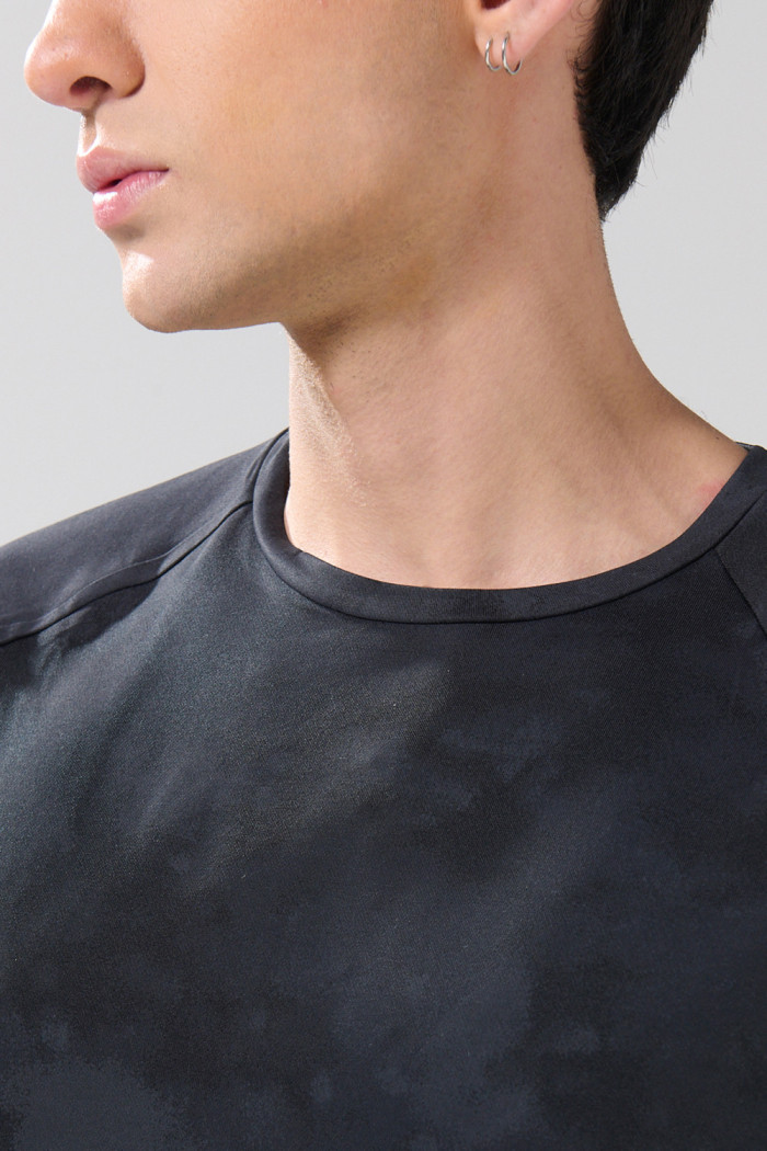 Camiseta manga ranglan corta negra con estampados