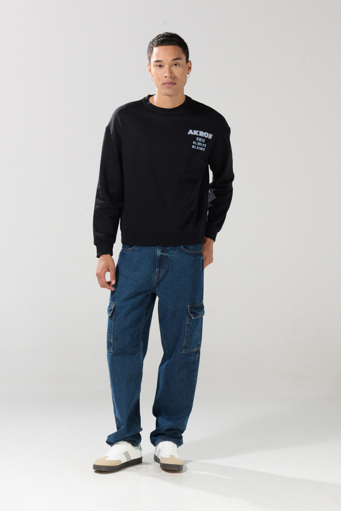 Buzo oversize cuello redondo negro con diseños college