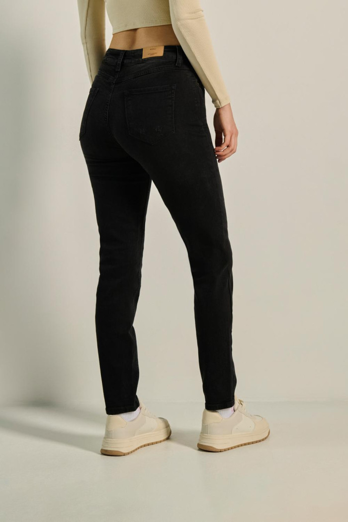Jean jegging gris oscuro con trabillas y tiro alto