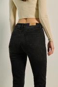 Jean jegging gris oscuro con trabillas y tiro alto