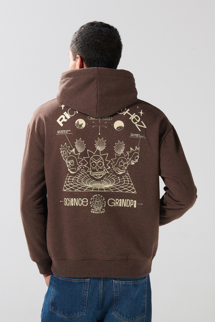 Buzo oversize café con capota y artes de Rick and Morty