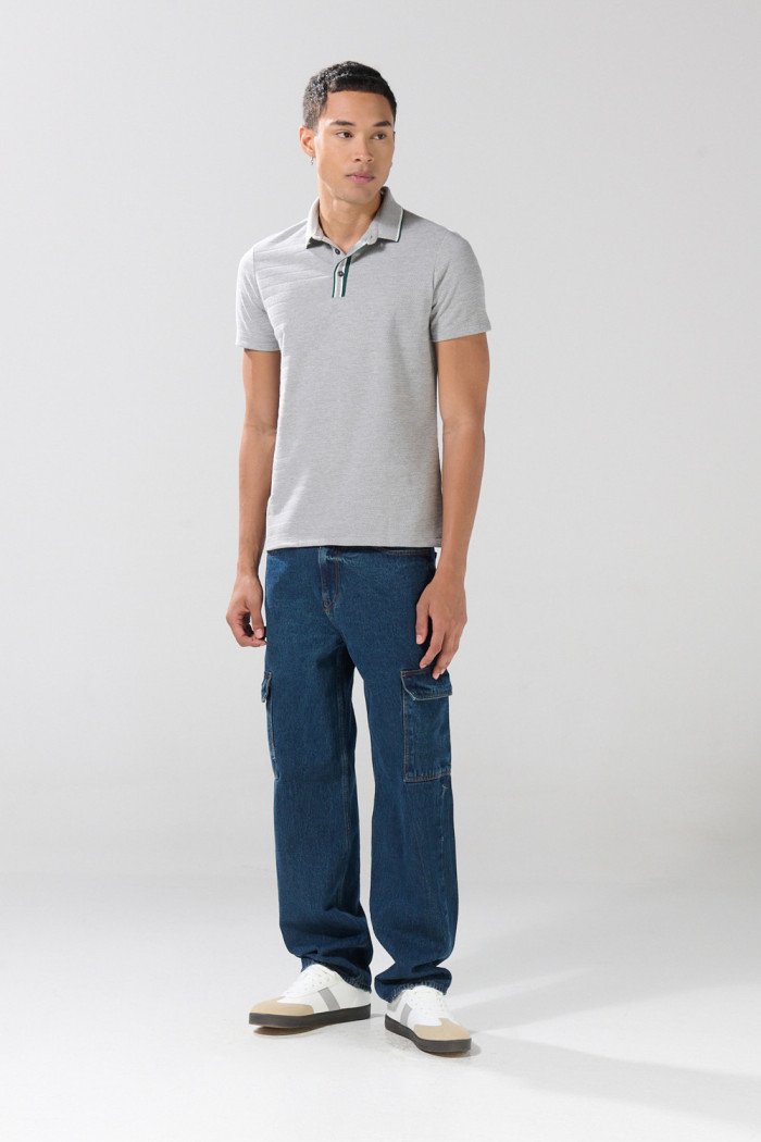 Camiseta polo gris medio con botones y manga corta