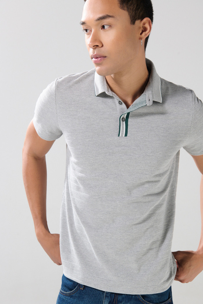 Camiseta polo gris medio con botones y manga corta