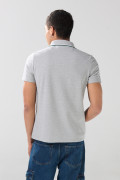 Camiseta polo gris medio con botones y manga corta