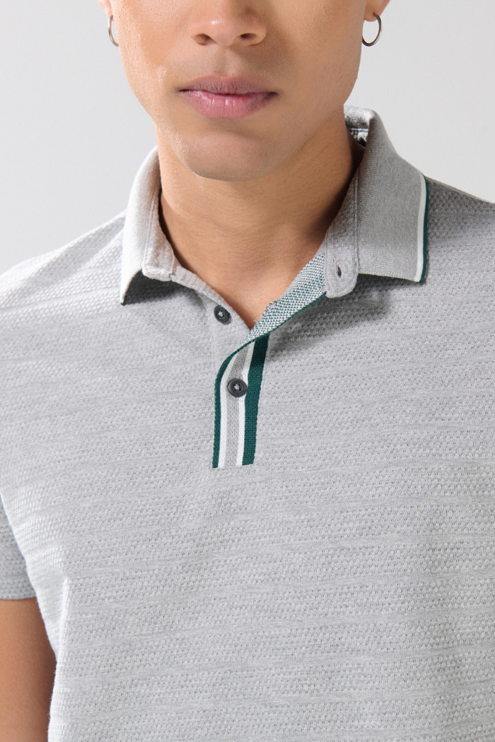 Camiseta polo gris medio con botones y manga corta