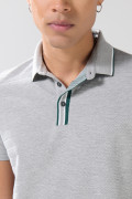 Camiseta polo gris medio con botones y manga corta