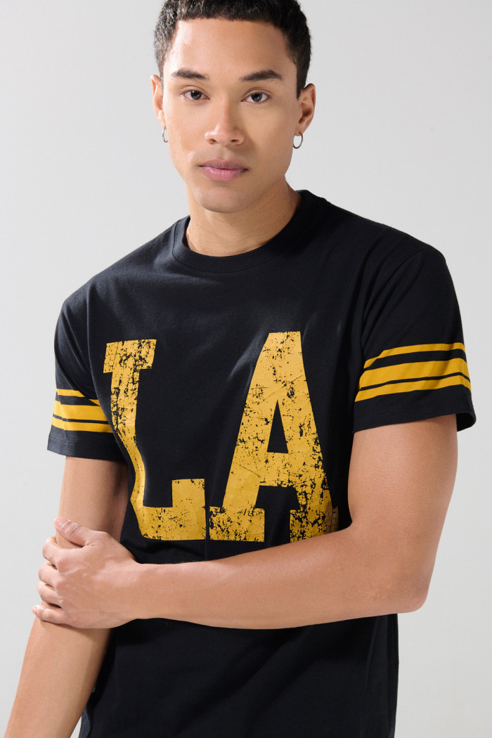 Camiseta negra cuello redondo con diseño college en algodón