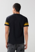 Camiseta negra cuello redondo con diseño college en algodón