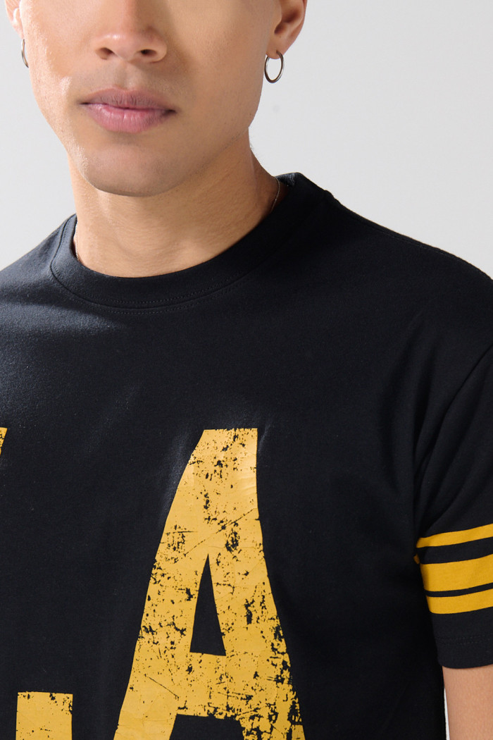 Camiseta negra cuello redondo con diseño college en algodón