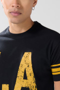 Camiseta negra cuello redondo con diseño college en algodón
