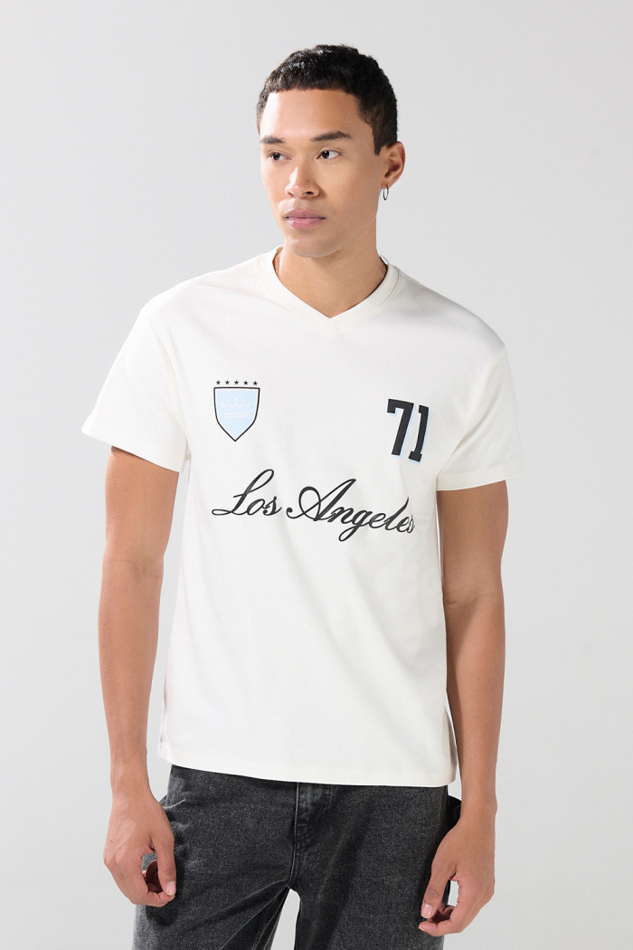 Camiseta crema clara cuello V con arte college