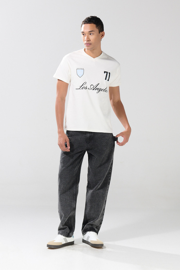 Camiseta crema clara cuello V con arte college
