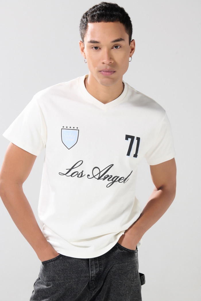 Camiseta crema clara cuello V con arte college