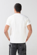 Camiseta crema clara cuello V con arte college