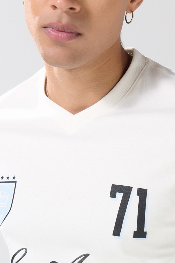 Camiseta crema clara cuello V con arte college