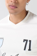 Camiseta crema clara cuello V con arte college