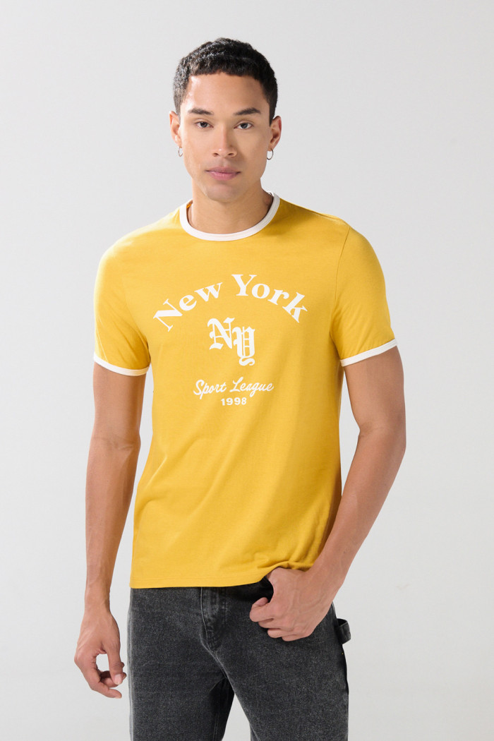 Camiseta cuello redondo amarilla college con contrastes