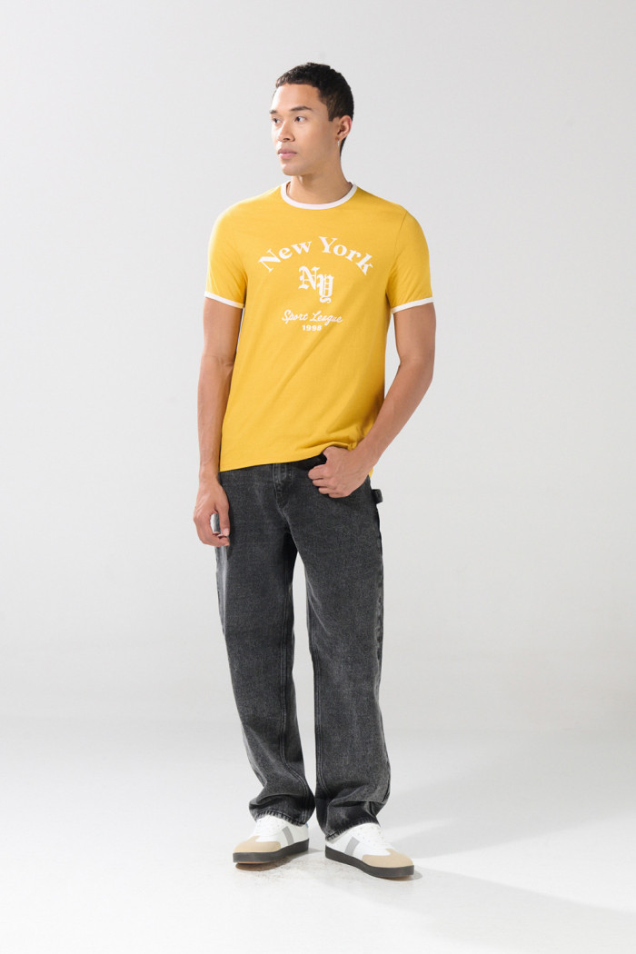 Camiseta cuello redondo amarilla college con contrastes