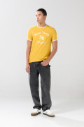 Camiseta cuello redondo amarilla college con contrastes