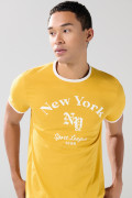 Camiseta cuello redondo amarilla college con contrastes