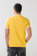 Camiseta cuello redondo amarilla college con contrastes