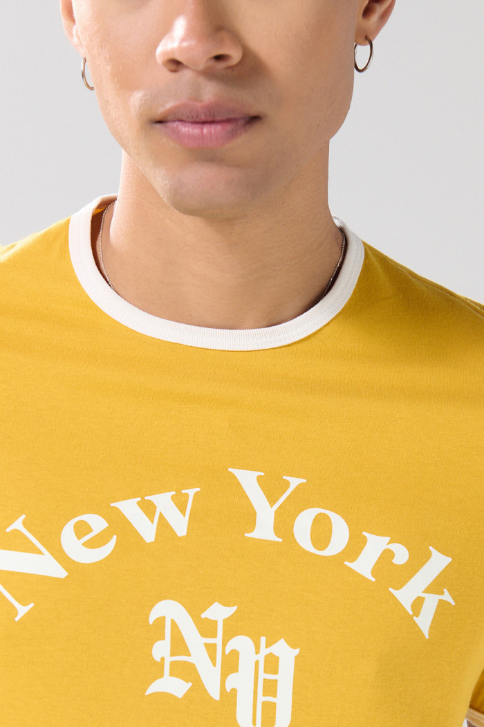Camiseta cuello redondo amarilla college con contrastes