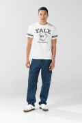 Camiseta cuello redondo crema con diseños de Yale