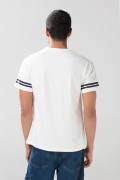 Camiseta cuello redondo crema con diseños de Yale