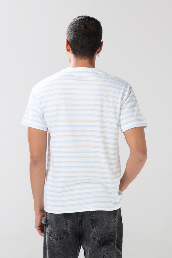 Camiseta manga corta crema a rayas con diseño college