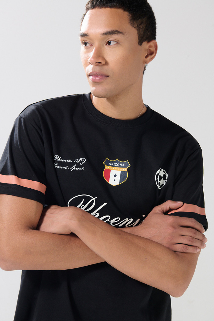 Camiseta en algodón cuello redondo negra con diseño college