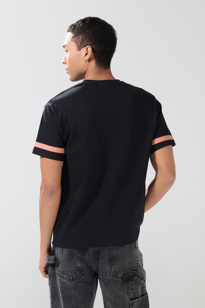 Camiseta en algodón cuello redondo negra con diseño college