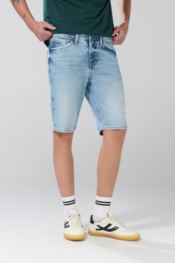 Bermuda slim de jean azul clara tiro bajo con desgastes