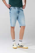 Bermuda slim de jean azul clara tiro bajo con desgastes