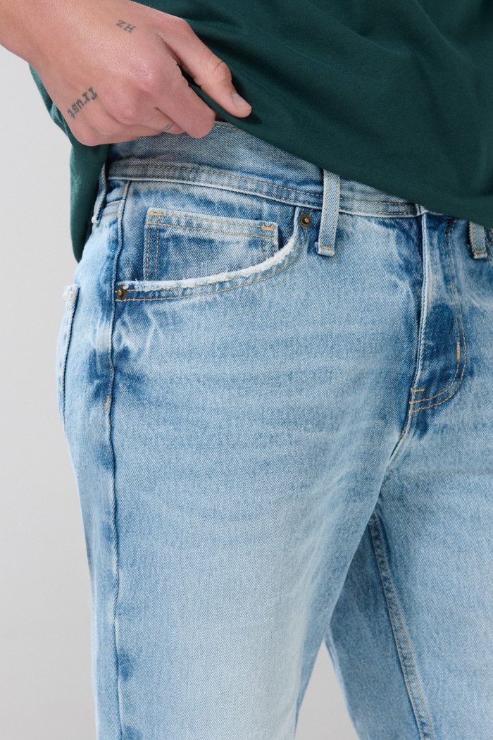 Bermuda slim de jean azul clara tiro bajo con desgastes