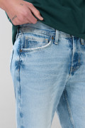 Bermuda slim de jean azul clara tiro bajo con desgastes