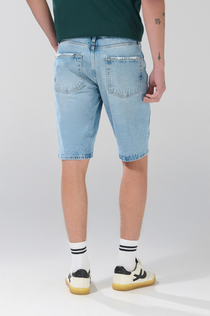 Bermuda slim de jean azul clara tiro bajo con desgastes
