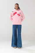 Buzo oversize rosado con capota y diseño de cerezas