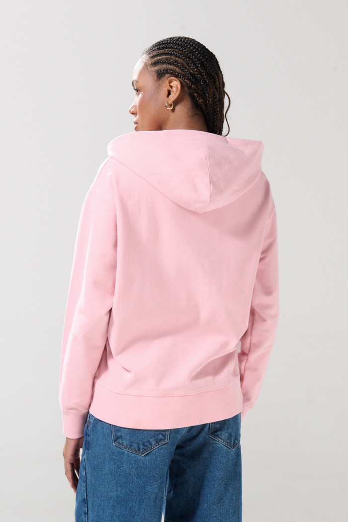 Buzo oversize rosado con capota y diseño de cerezas