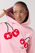 Buzo oversize rosado con capota y diseño de cerezas