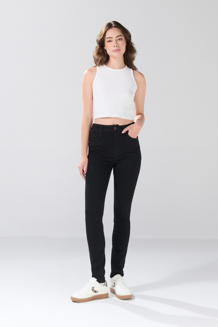 Jean negro jegging infaltables con súper tiro alto
