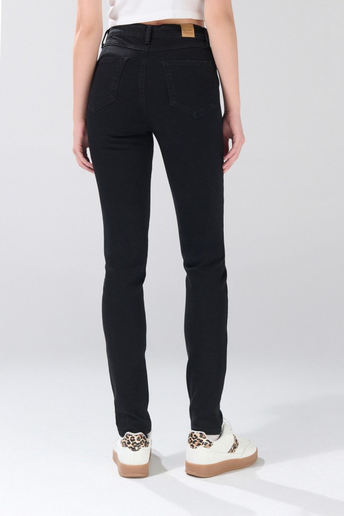 Jean negro jegging infaltables con súper tiro alto
