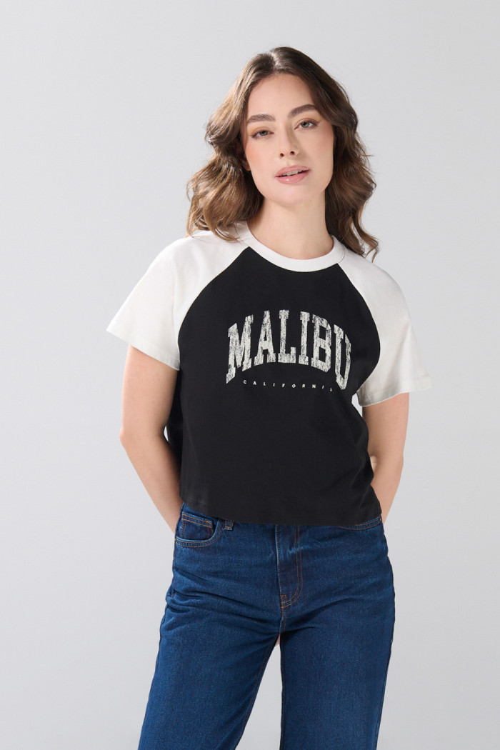 Camiseta negra crop top college con manga ranglan blanca