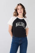 Camiseta negra crop top college con manga ranglan blanca