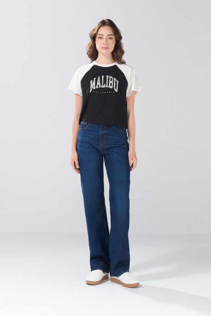 Camiseta negra crop top college con manga ranglan blanca